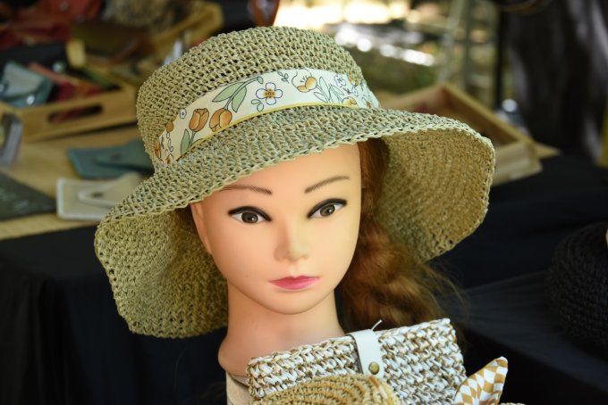 Différents chapeaux en raphia