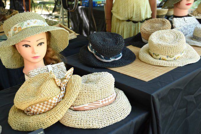 Différents chapeaux en raphia